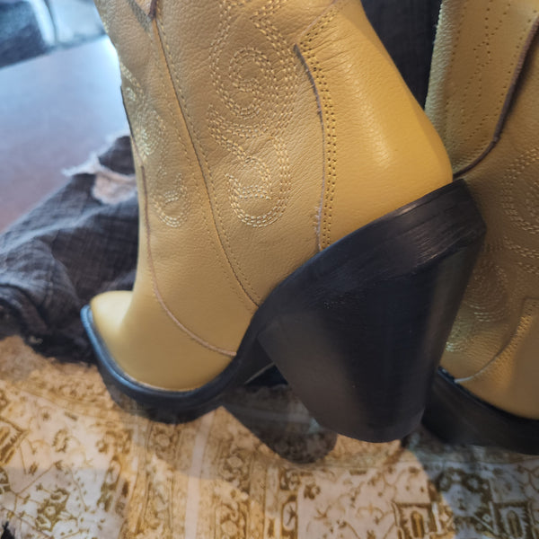 Dingo Yellow Leather Boots