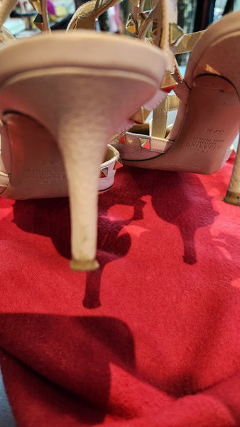 Valentino Garavani Rockstud Patent Leather Pumps in Pink