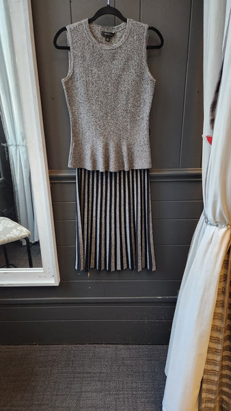 Ann Taylor Gray and Black Knit skirt