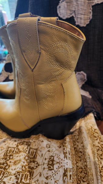 Dingo Yellow Leather Boots