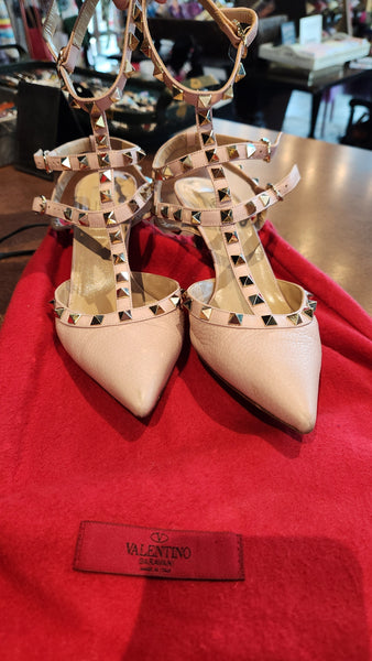 Valentino Garavani Rockstud Patent Leather Pumps in Pink