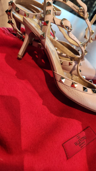 Valentino Garavani Rockstud Patent Leather Pumps in Pink
