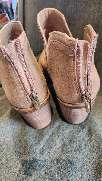 VINCE CAMUTO Tortilla Suede Ankle Boots